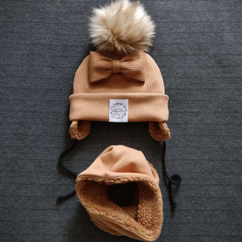 Komplet czapka z pomponem kokardą i kominem - prążek camel